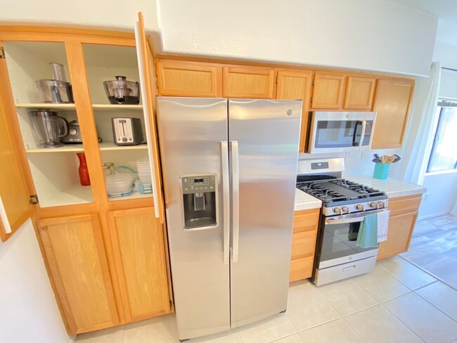 Building Photo - FULLY FURNISHED GREAT 2 BEDROOM! ALL APPLI...