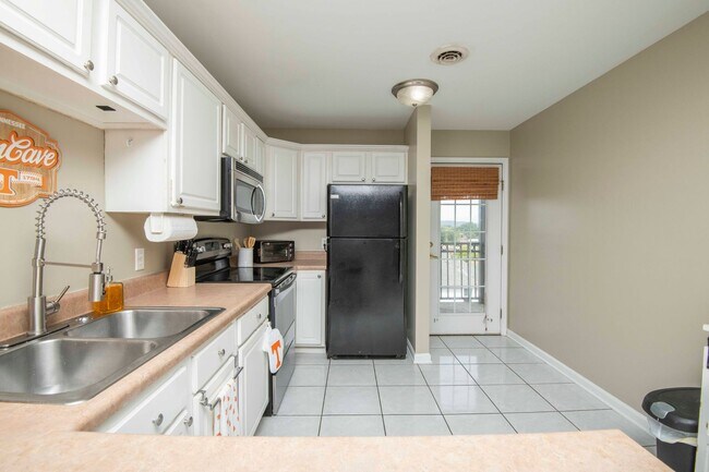 Building Photo - Knoxville 37916 - 3 bedroom, 2 bath condo in UT area, Short term rental considered @ $3400 a mont...