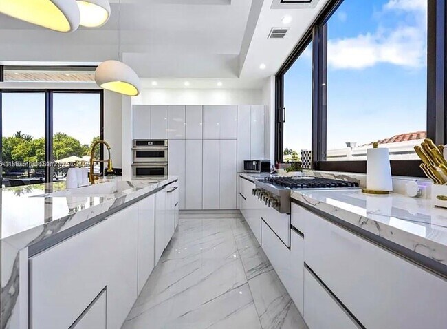 Building Photo - 2225 NE 19th St