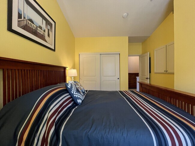Building Photo - Well-Designed Condo with Dual Primary Suites, Vaulted Ceilings & Community Clubhouse