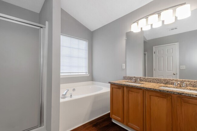 Building Photo - Spacious Home in Prime Location