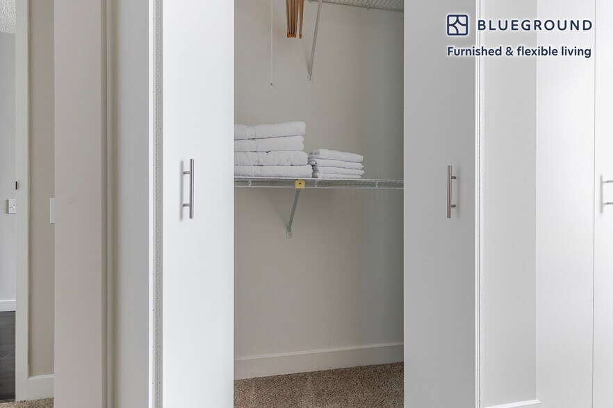 Building Photo - 77 W Huron St