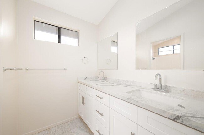 Building Photo - 2369 Ravenwood Dr