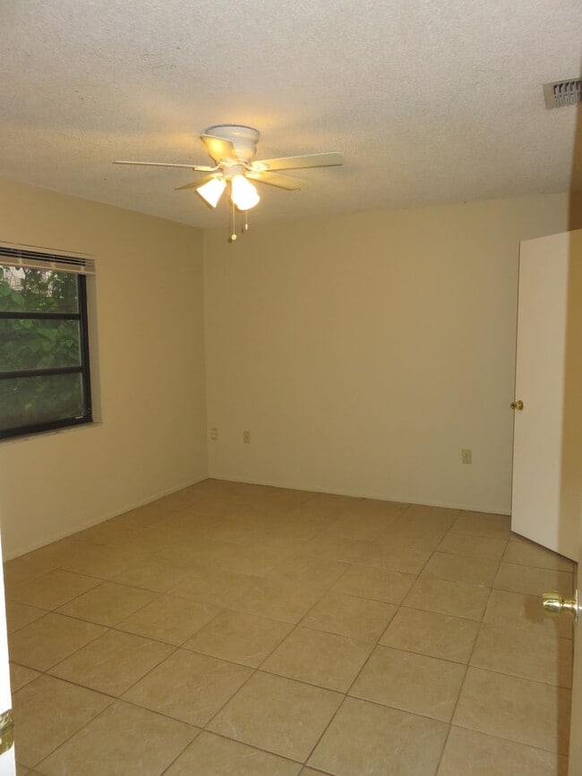 Building Photo - Open and bright 2/2 with garage