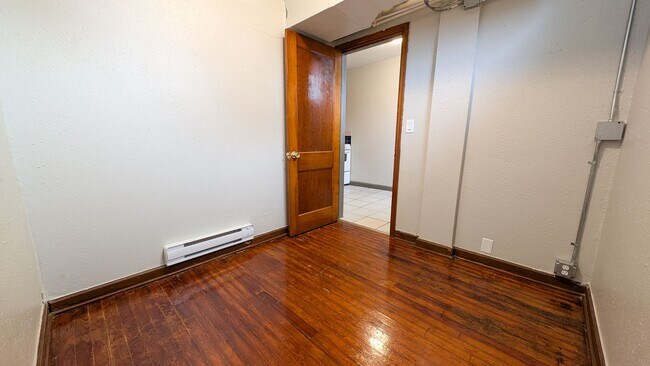 Building Photo - 704 Hickory St