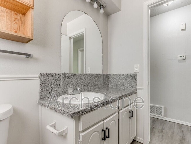 Building Photo - 4501 Meadowvale Dr