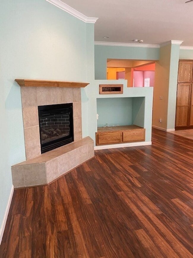 Building Photo - Huge 4 Bed 2 Bath + Den Golf Course Hom...