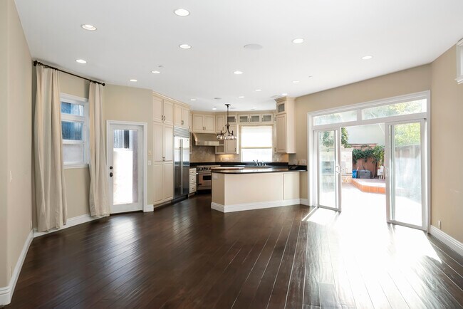 Building Photo - 620 13th St