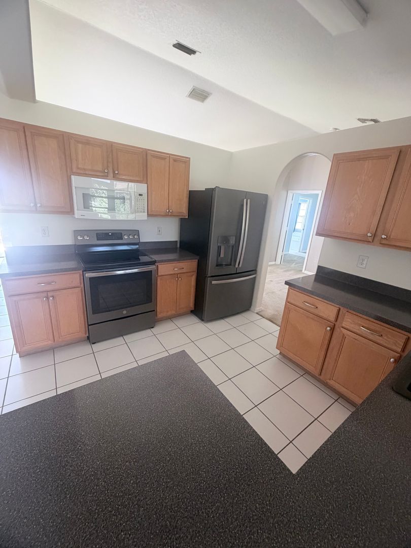 Building Photo - SW Area - Move in Ready, off Chiquita Blvd