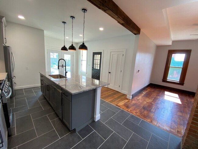 Building Photo - Renovated House in the Old North!