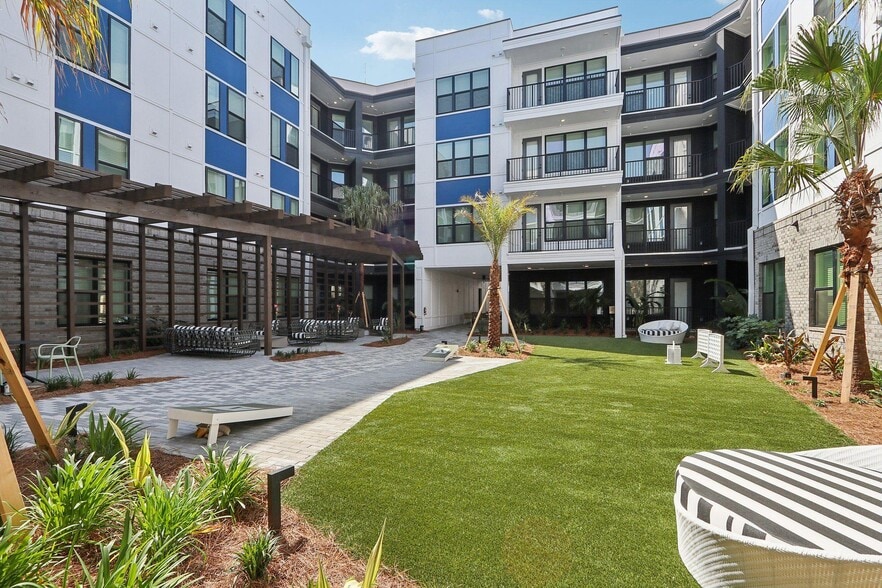 Building Photo - 944 Broadcast Pl