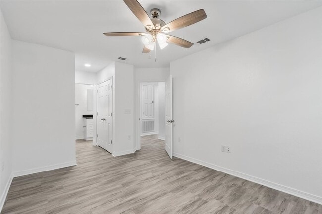 Building Photo - Spacious 4-Bedroom Townhome