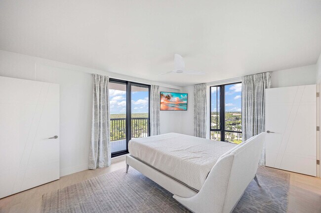 Building Photo - 6075 Pelican Bay Blvd