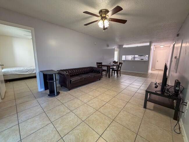 Building Photo - 4BR/4BA Condo off SW 34th Street - available NOW!