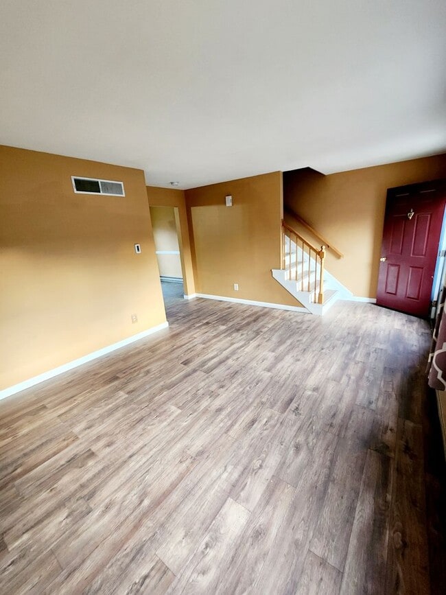 Building Photo - 3 Bedroom 1.5 Bath Available in Elizabethtown!