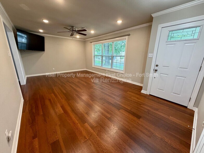 Building Photo - 2120 Garner Ln