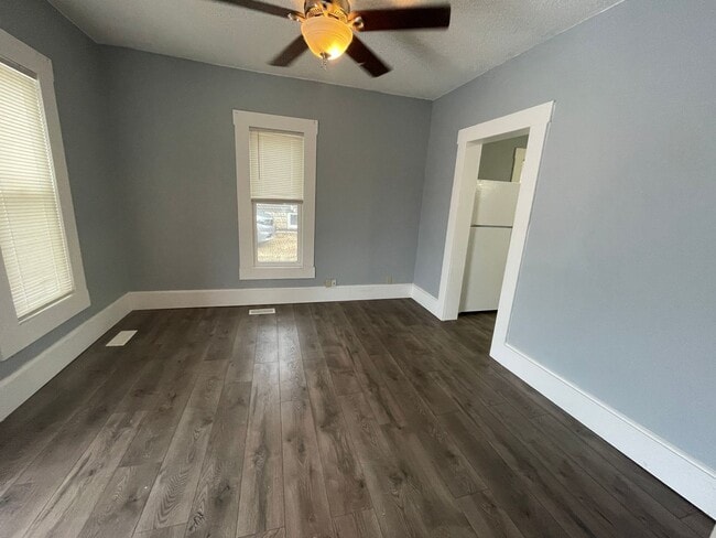 Building Photo - 2 Bedroom 1 Bathroom Home