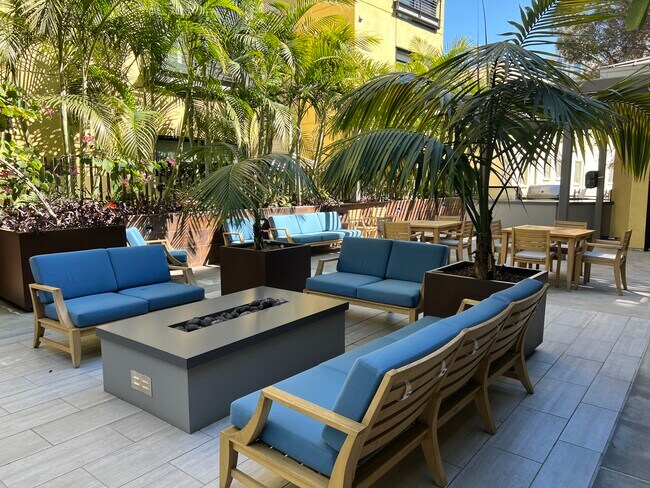 Building Photo - 889 Date St