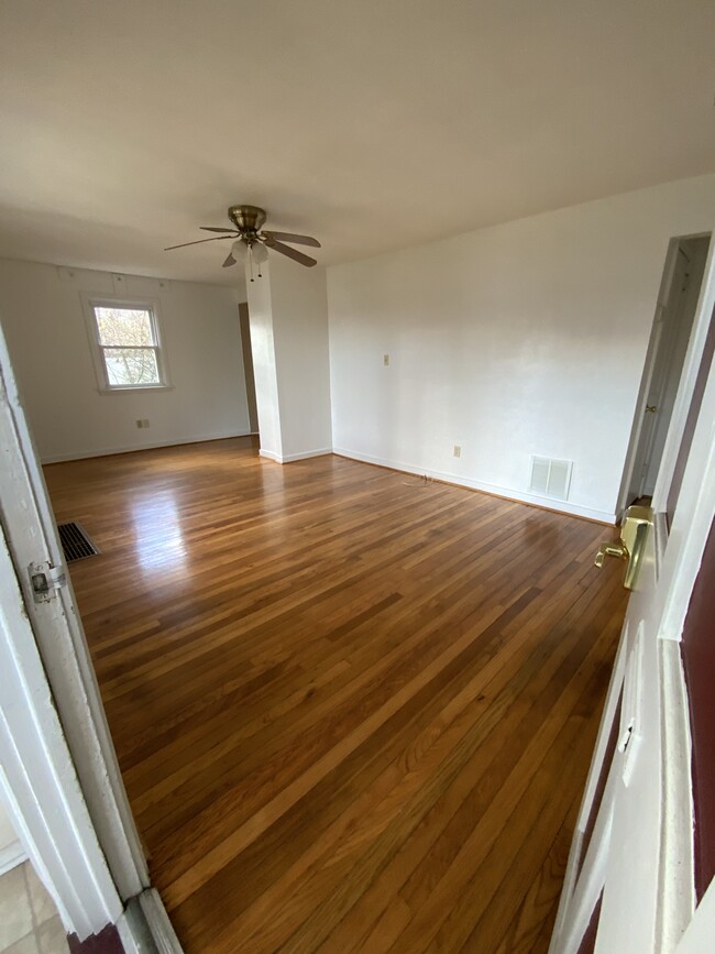 Living Room - 3916 Rosemont Ave