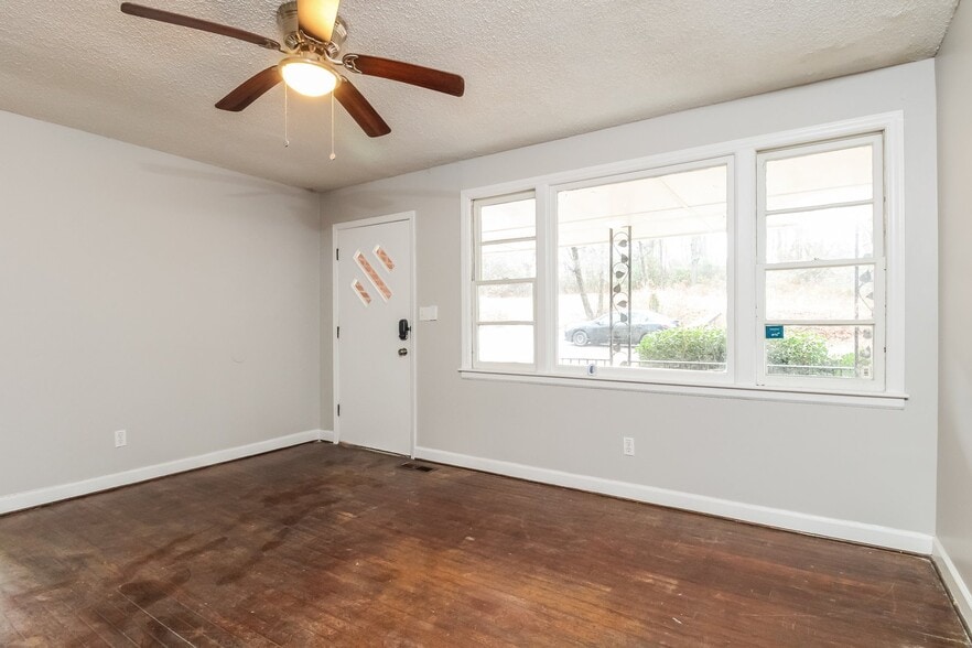 Building Photo - 2342 Center St