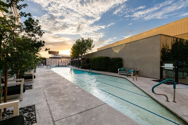 Building Photo - 4471 Dean Martin Dr
