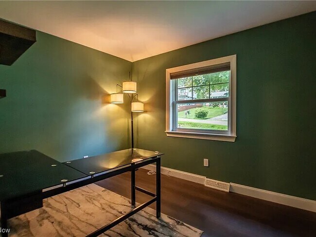 Building Photo - 216 W Glenridge Rd