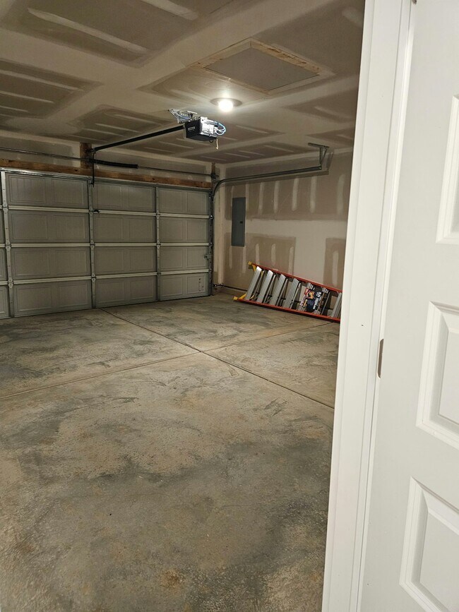 Building Photo - 112 Labrador Ln