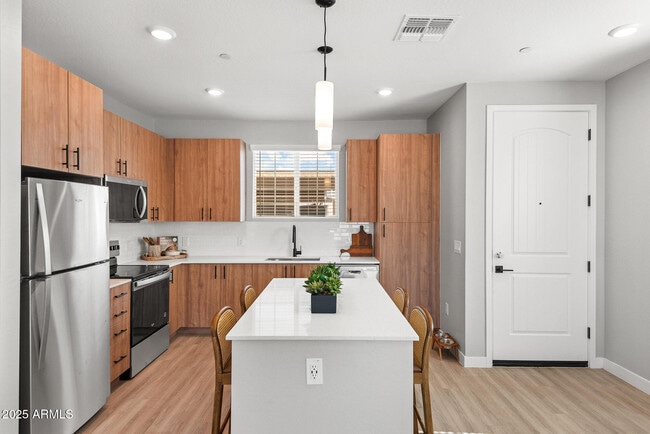 Building Photo - 1297 E Broadway Ave