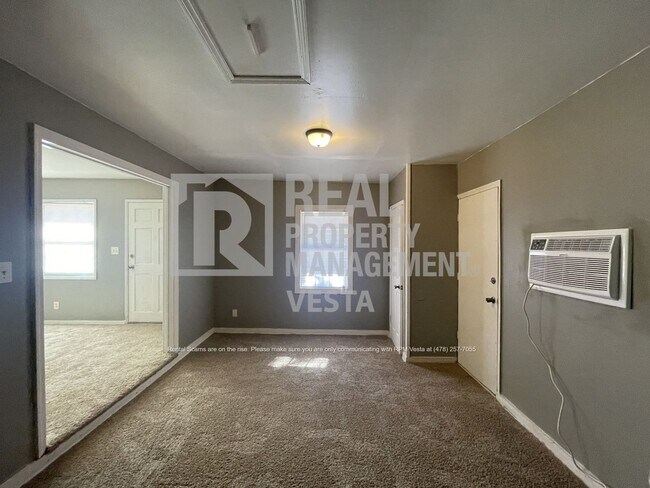 Building Photo - 2459 Vivian Dr