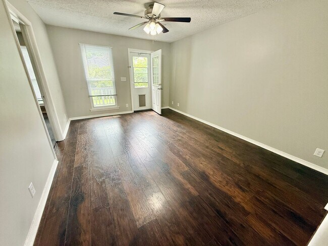 Building Photo - WOW! 2 Bedroom 2 Bath in Hermitage with Deck & Great Back Yard - Available June 1!