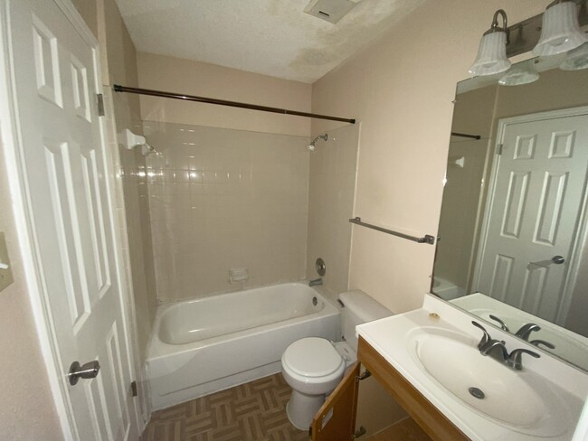 Full Bathroom - 10623 Starcrest Dr