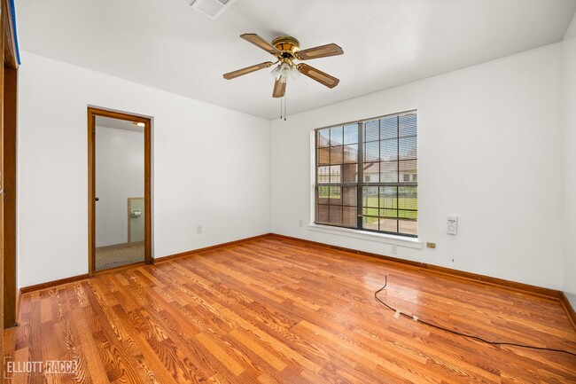 Building Photo - Check Out this 2 bed 1 bath in Alexandria