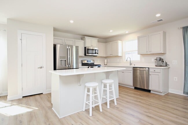 Building Photo - One Level Living With Amenities!