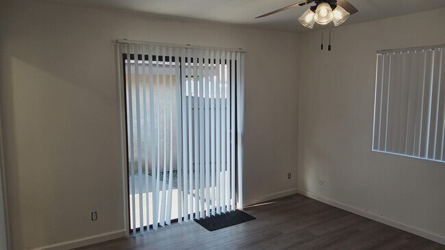 Building Photo - 1300A