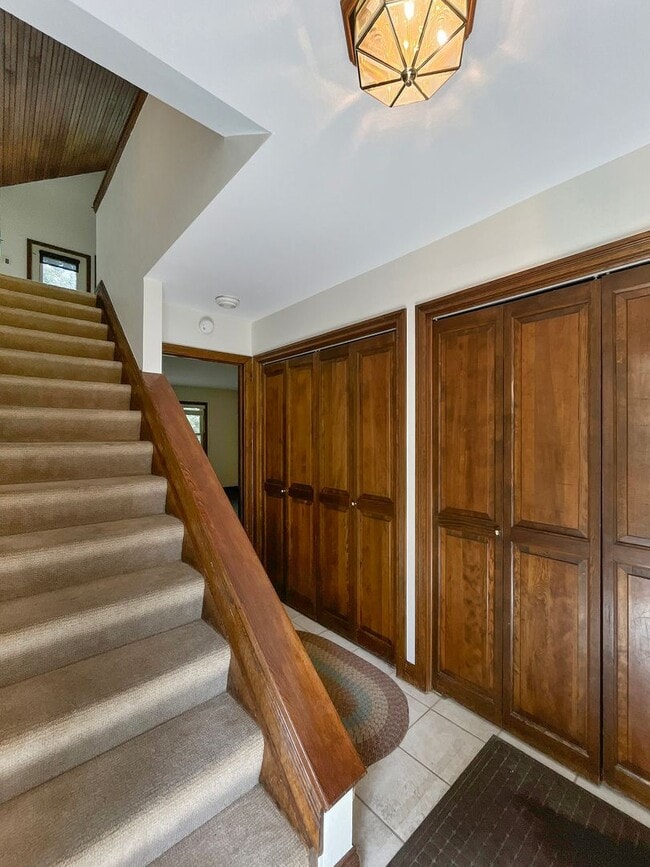 Building Photo - 3 Bed (private loft as 3rd BR) Downtown Br...