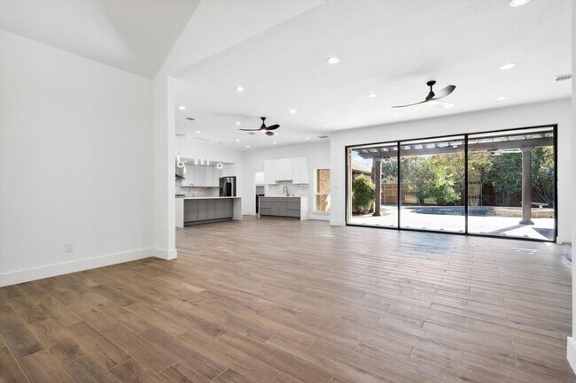 Building Photo - 6814 Hyacinth Ln