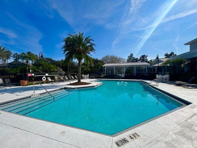 Building Photo - Bright 3rd-Floor 1/1 Condo with Screened Balcony in Park Central!