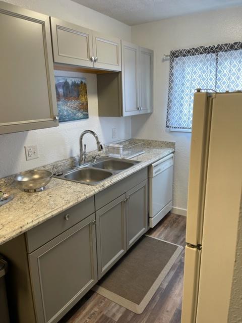 Building Photo - Fully furnished 2 bed 1 bath upstairs apar...