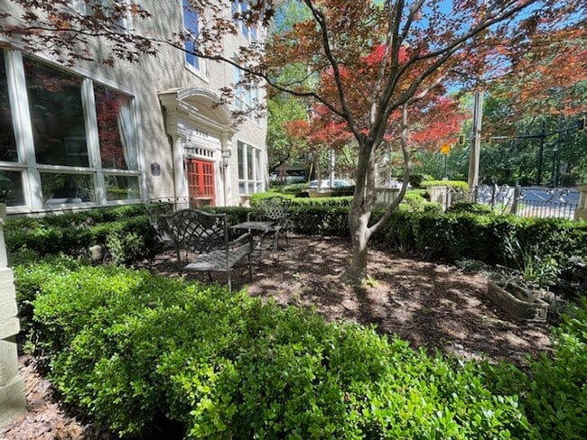 Building Photo - Stunning Furnished 3 Bedroom 3 Bath Condominium ON Piedmont Park!
