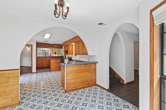 Building Photo - 665 Main St