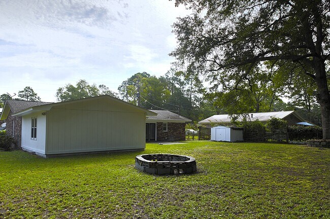 Building Photo - 637 McDowell Rd