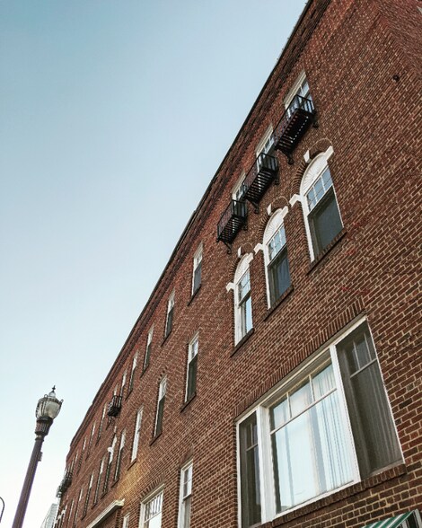 Building Photo - 346 S Rose St