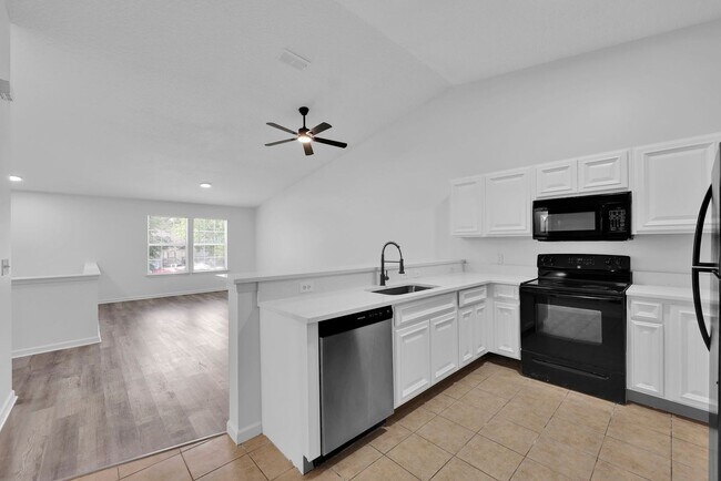 Building Photo - NEWLY RENOVATED 3 BEDROOM 2.5 BATHS TOWNHO...