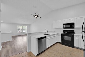 Building Photo - Welcome to this charming 3-bedroom, 2-bath...