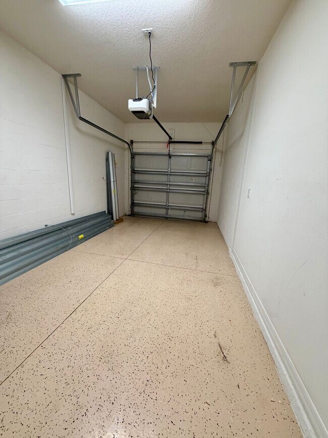 Building Photo - 3 BEDROOM 2.5 BATHROOM 1 CAR GARAGE IN PINE RIDGE AT OAK CREEK !!!