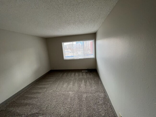 Building Photo - Spacious 2 bd w/walk-in entry