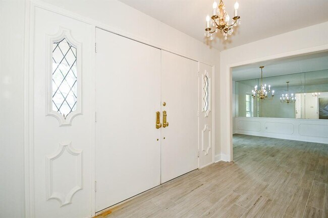 Building Photo - 3007 Broadmoor Dr