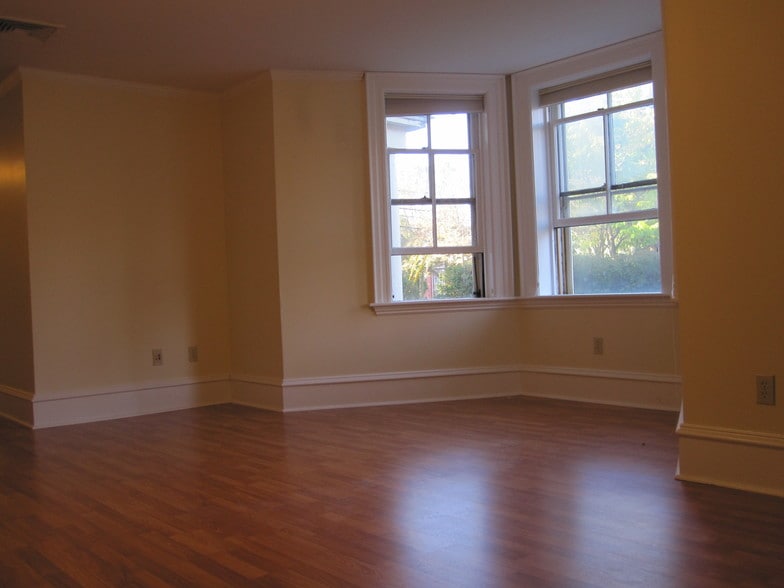 Building Photo - 326 College St