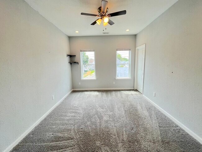 Building Photo - COME MEET YOUR NEW HOME! BRAND NEW & UPDATED!