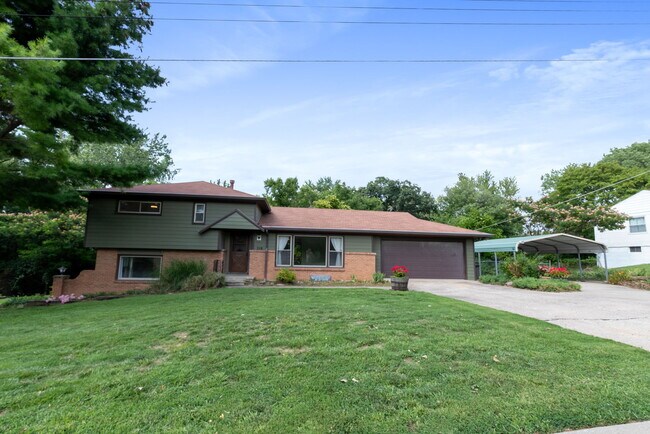 Building Photo - 318 NW Woodland Rd